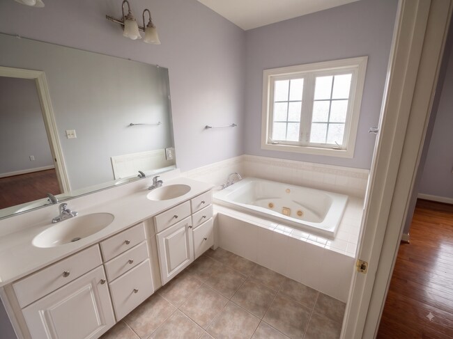 Building Photo - 3670 Carriage Hill Dr