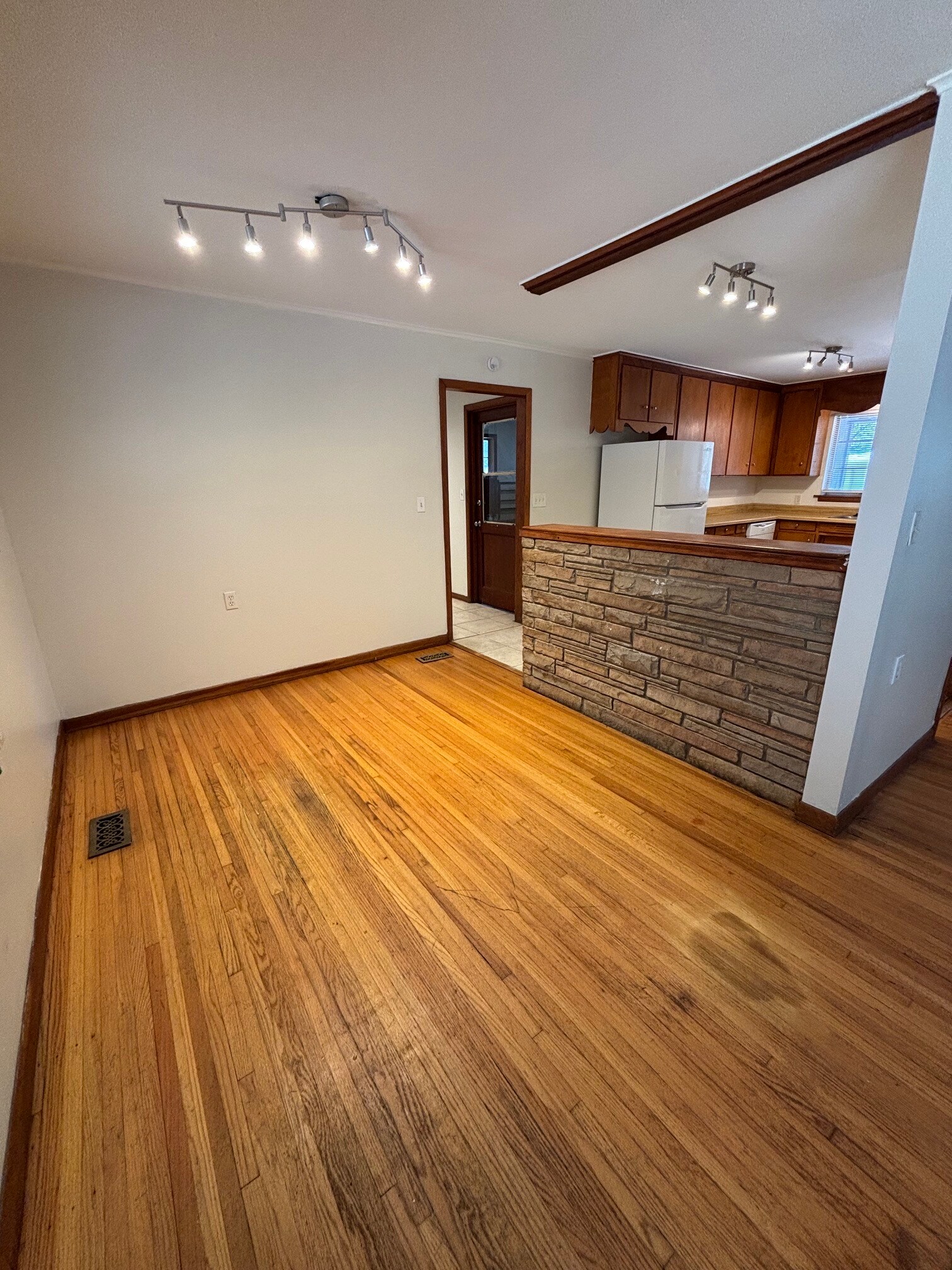 Building Photo - 852 N Xenophon Ave