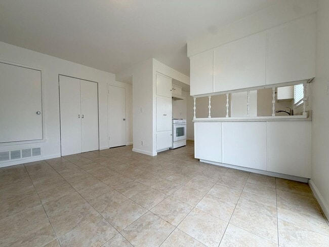 Building Photo - Experience the perfect blend of comfort and convenience