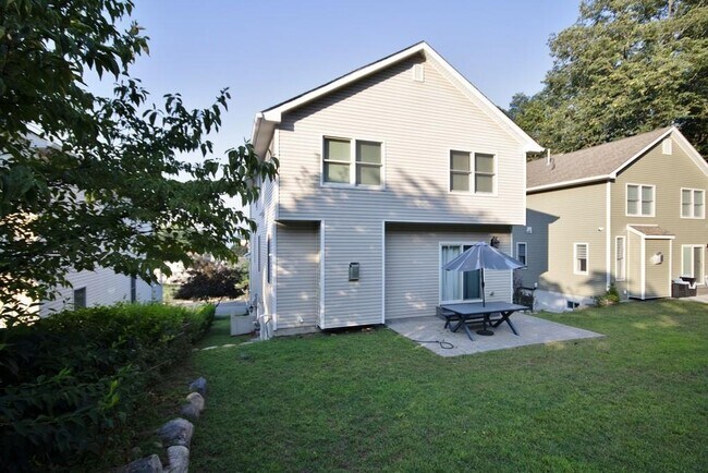 Building Photo - 150 Clove Ave