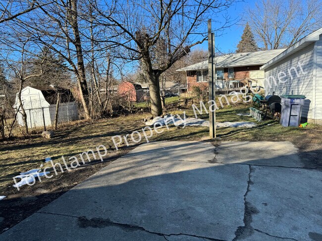 Building Photo - 749 Spencer St NE