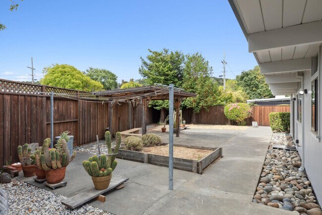 Building Photo - Eichler Mid-Century Home, Newly Renovated