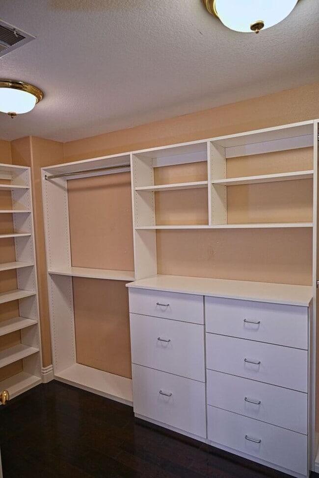 Building Photo - Gorgeous 5 bd 3 ba Corner Lot Home Newhall