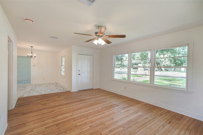 Building Photo - 1319 Elm St