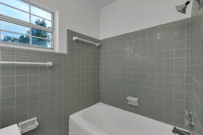 Building Photo - 833 Pinedale Ave