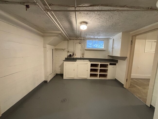 Building Photo - Available Now!  Single family home just mi...