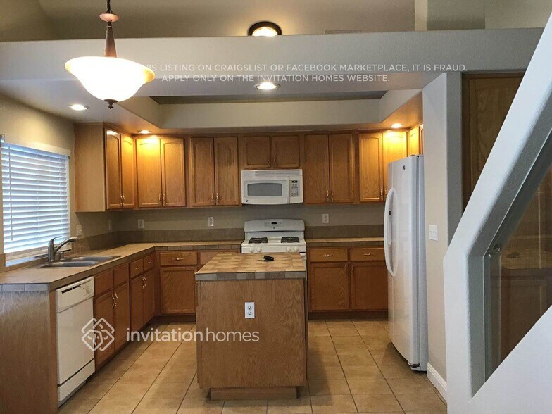 Building Photo - 9899 Silver Lasso St