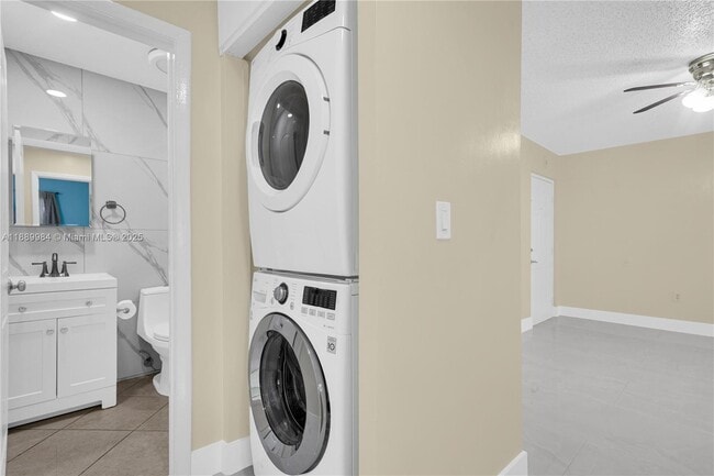 Building Photo - 2560 W 60th St