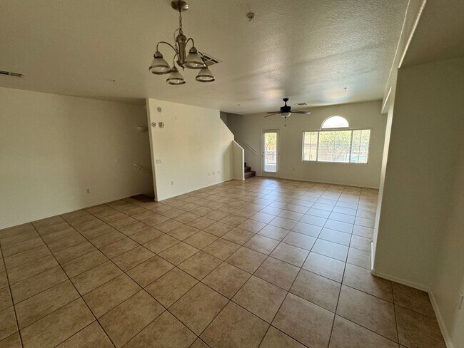 Building Photo - 4 Bedroom - 3.5 Bath Townhome in Gilbert