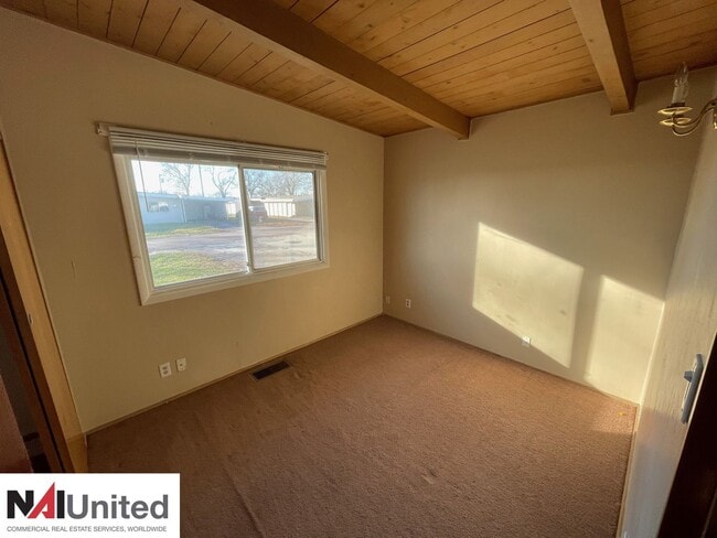 Building Photo - 3 bedroom, 1 bath duplex for rent!