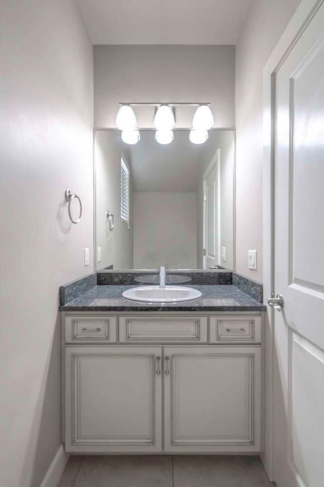 Building Photo - Spacious 4 Bedroom, 2.5 Bathroom Centrally...