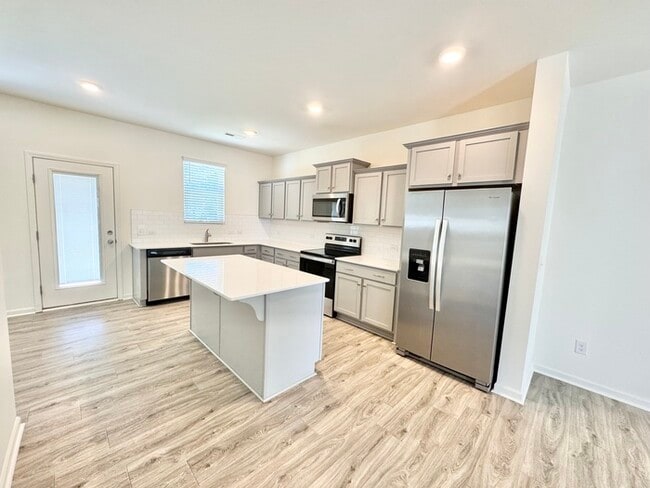 Building Photo - 3BD/2.5 bath townhome minutes from I- 85 and historic downtown MOVE IN SPECIAL