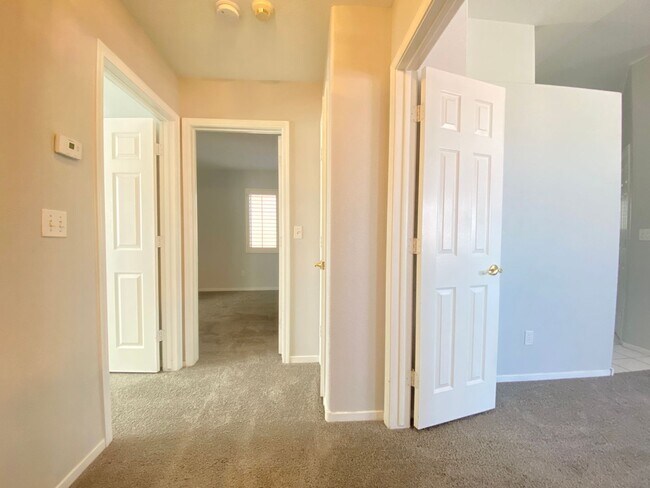 Building Photo - FANTASTIC SINGLE-FAMILY HOUSE WITH 4 BEDROOMS
