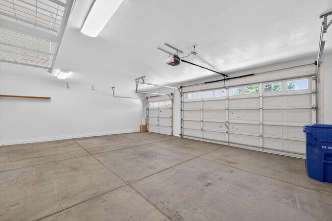 Building Photo - 4385 S Crosscreek Dr