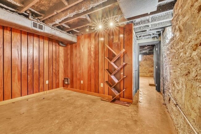 Building Photo - 520 32nd Ave S