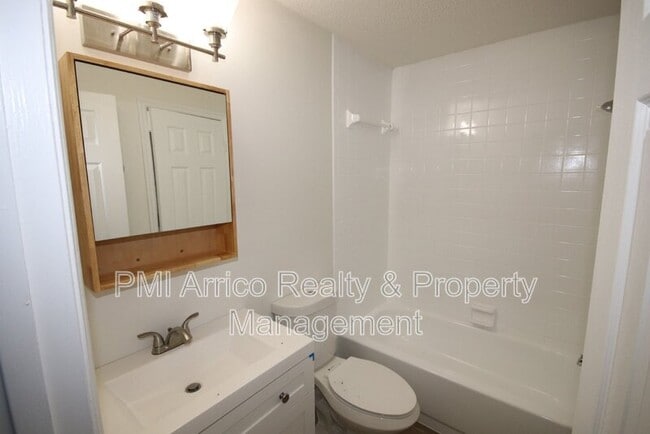 Building Photo - 3253 Bloomingdale Villas Ct