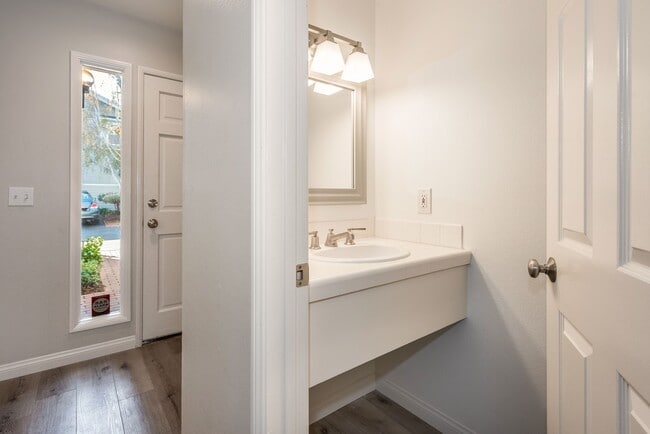 Building Photo - Spacious Downtown 2 bed/ 2.5 bath Condo - 2 blocks from Cottage!