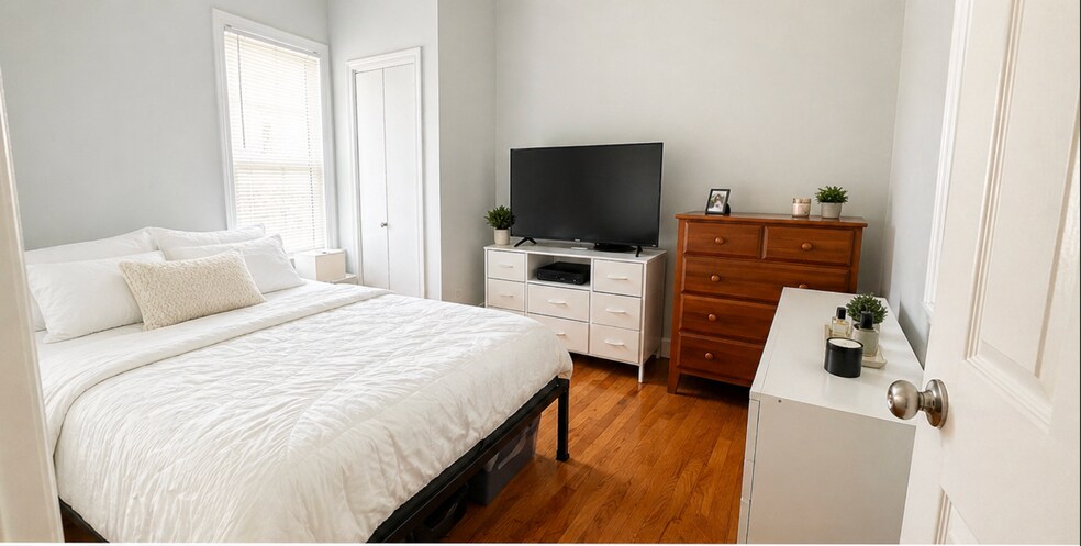 Building Photo - 136 W 7th St