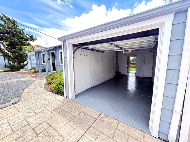 Building Photo - 2314 Upland Dr