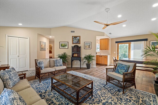 Building Photo - 430 Arricola Ave