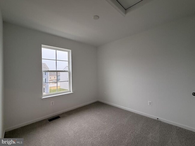 Building Photo - 453 Husky Trl