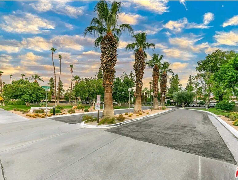 Building Photo - 550 N Villa Ct