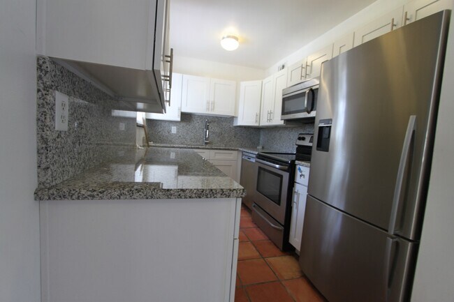 Building Photo - Charming 3 Bedroom 1.5 Bathroom POOL Home in Orlando!!