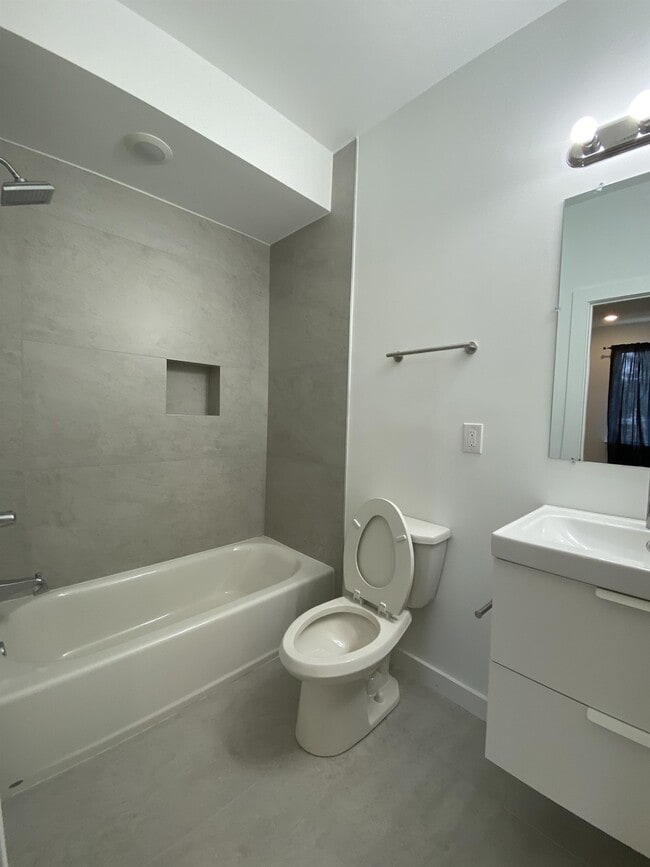 Building Photo - 667 N 52nd St