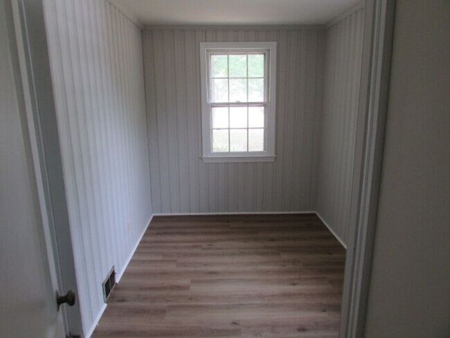 Building Photo - Freshly Updated 3 Bedroom Home