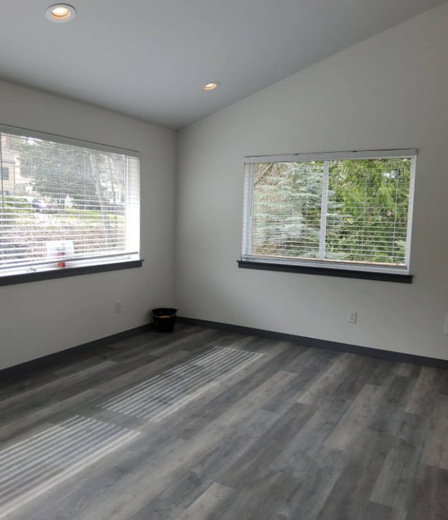 Building Photo - 1611 Lakeway Dr