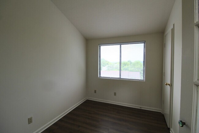 Building Photo - Madison Manor Condo for Rent! 3 Bedrooms 2 Baths.