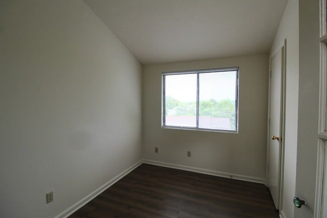 Building Photo - Madison Manor Condo for Rent with 3 Bedrooms and 2 Baths.  Great Location!