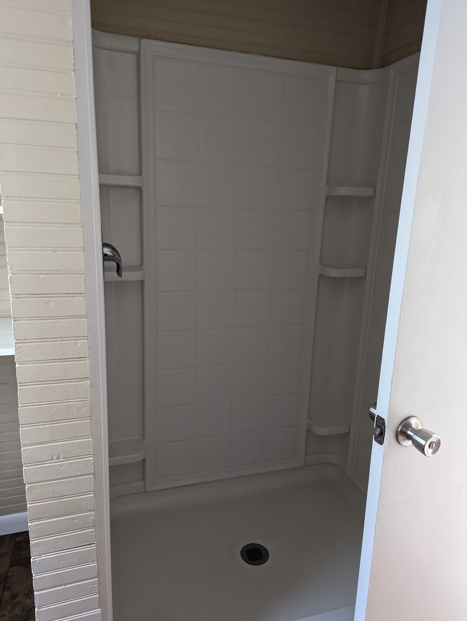 Bath 2 Shower - 804 N Maple St