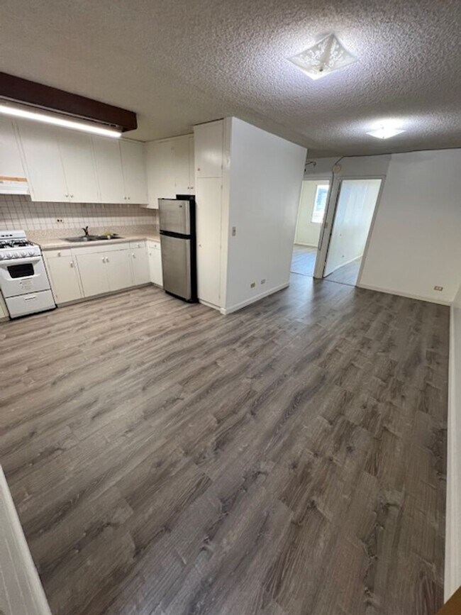 Building Photo - Available now!  2 bedroom/ 1 bathroom/ 1 covered parking stall in Salt Lake