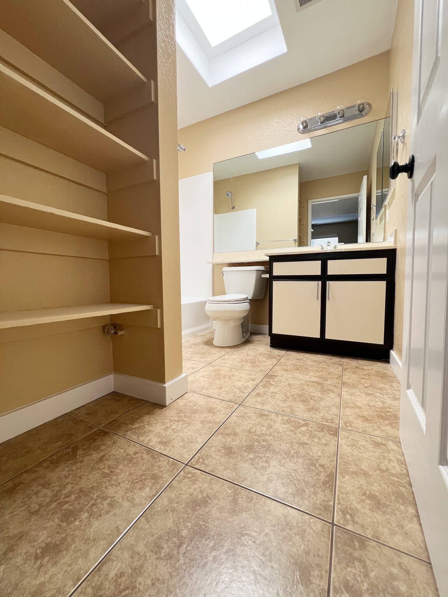 Building Photo - 14243 Burbank Blvd