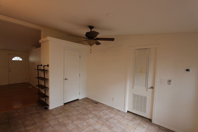 Building Photo - * LEASE PENDING Move-in ready Home in Railroad Springs