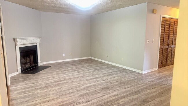 Building Photo - Spacious 2BR 2BA townhome in Village Creek!