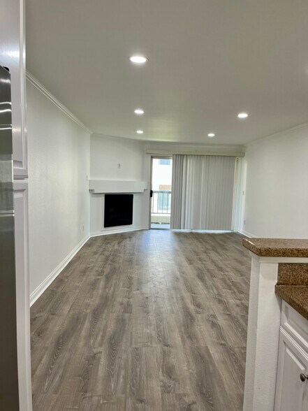 New floors, fresh paint, amazing view balcony! - 21400 Burbank Blvd