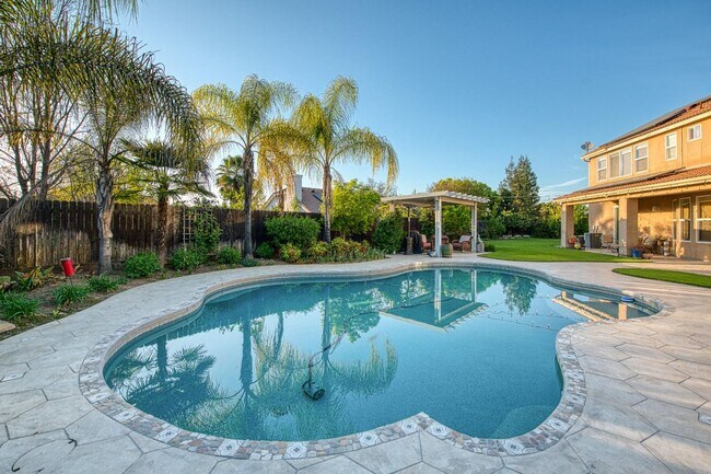 Building Photo - Spacious Home on Oversized Lot with Pool and Solar!