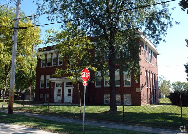 Primary Photo - 45 Oak St