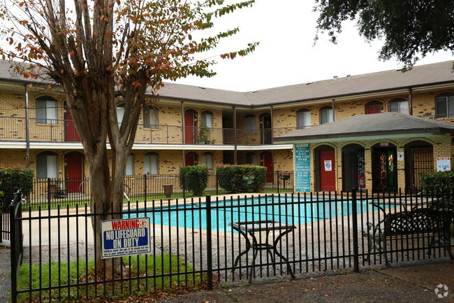 Pool - Bella Claire