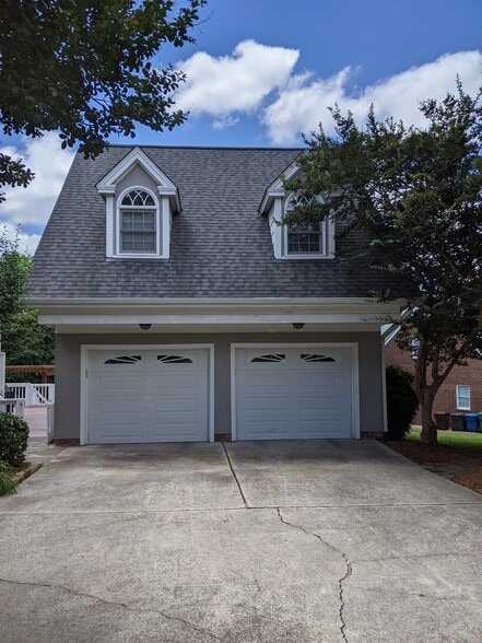 Front of apartment - 4303 Thetford Rd