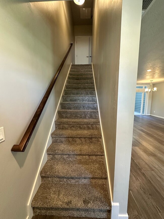 Building Photo - Modern Townhome Near Eagle Greenbelt..3-be...