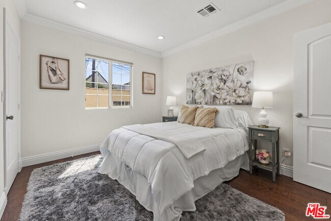 Building Photo - 1114 S La Peer Dr