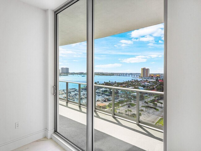 Building Photo - 220 Lake Shore Dr