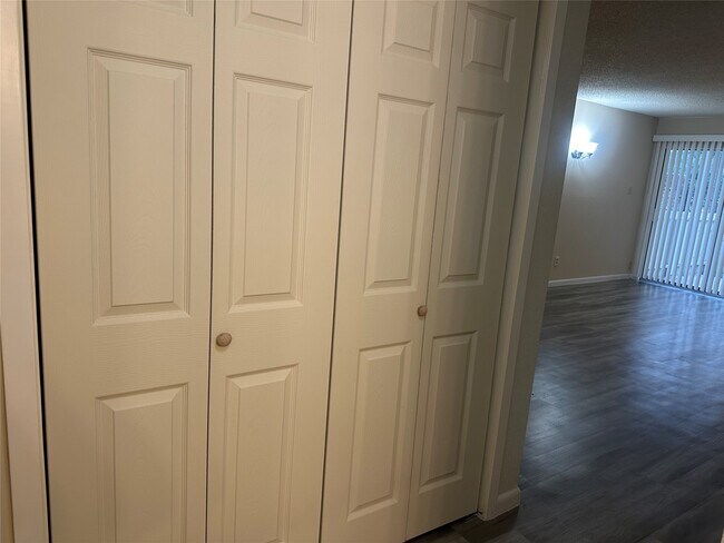 Building Photo - 17401 Red Oak Dr