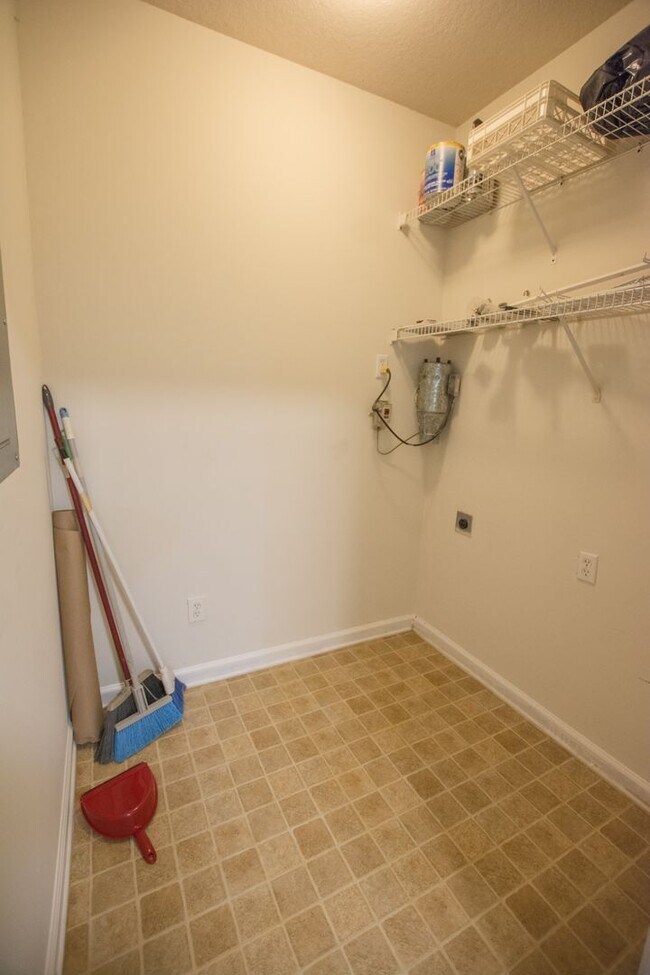 Building Photo - Lovely 2-bedroom, 2-bath condo available f...