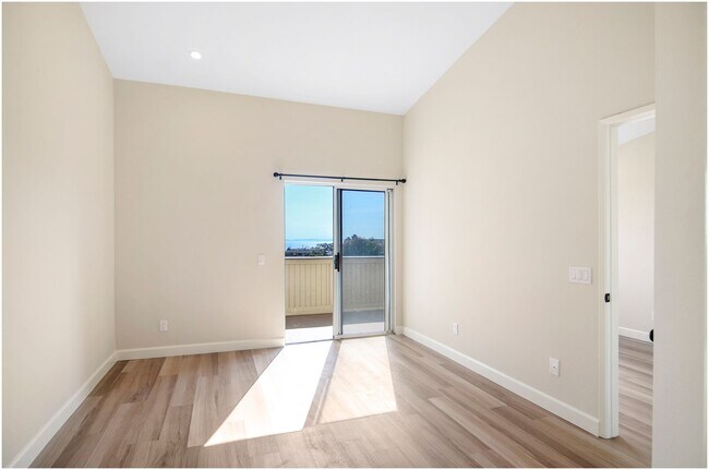 Building Photo - Stunning OCEAN VIEW Condo!