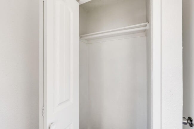 Building Photo - Very Nice 1 Bedroom Free Standing Apartment