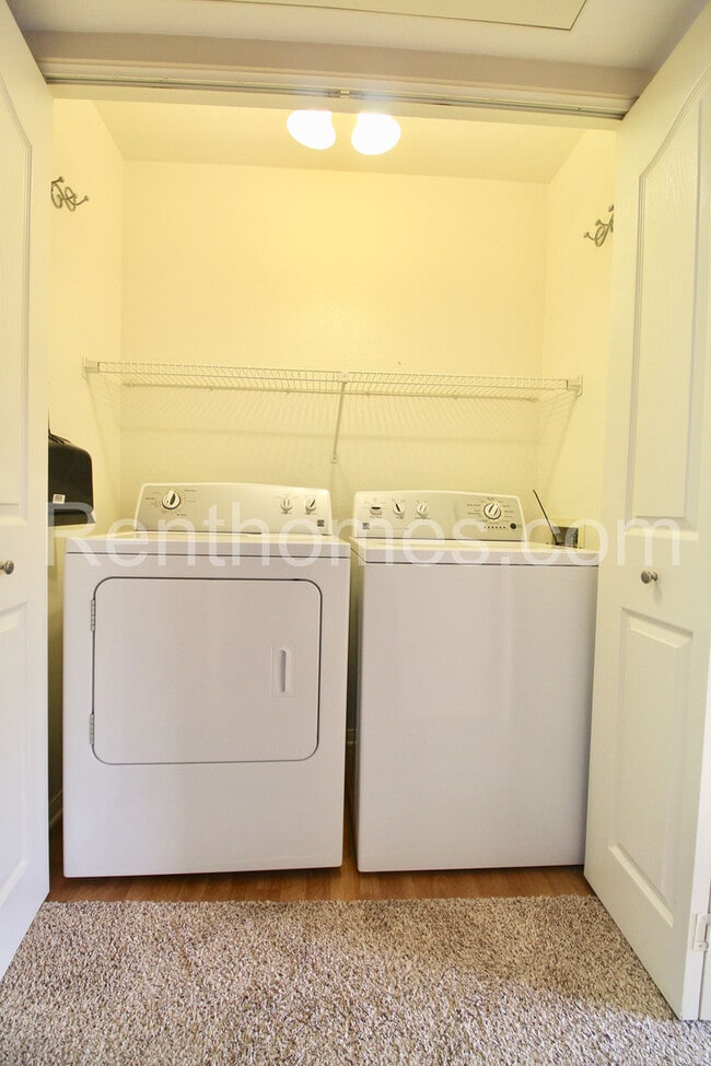 Building Photo - Rancho Bernardo, 14912 Avenida Venusto #6 - Brand New Carpet! Granite Counters, Comm Pool, Spa, T...